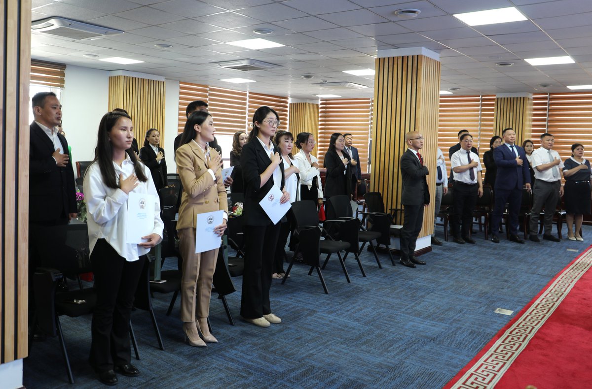 MnRegistration's tweet photo. Улсын бүртгэлийн байгууллагын албан хаагчид төрийн жинхэнэ албан хаагчийн тангараг өргөв
🌐https://t.co/dVqcBFMak5 https://t.co/z5ljrJlSa4