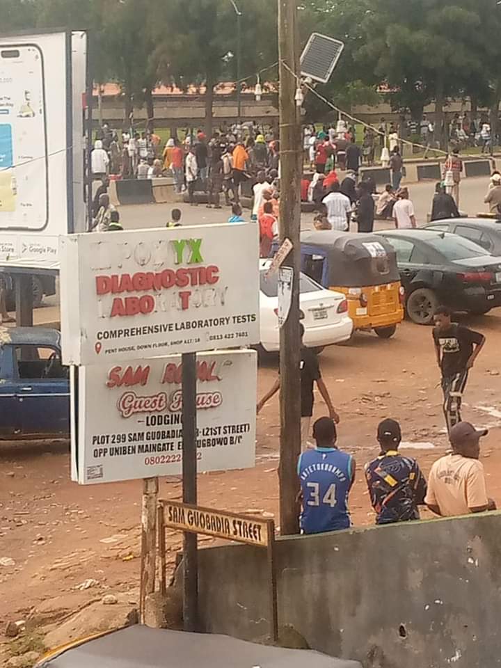efewonyi's tweet photo. Benin - Lagos Express Road by UNIBEN Main Gate blocked by protesters over power outage in the campus hostels for more than a month
credit: Saturday Peter https://t.co/40hriXCDm6