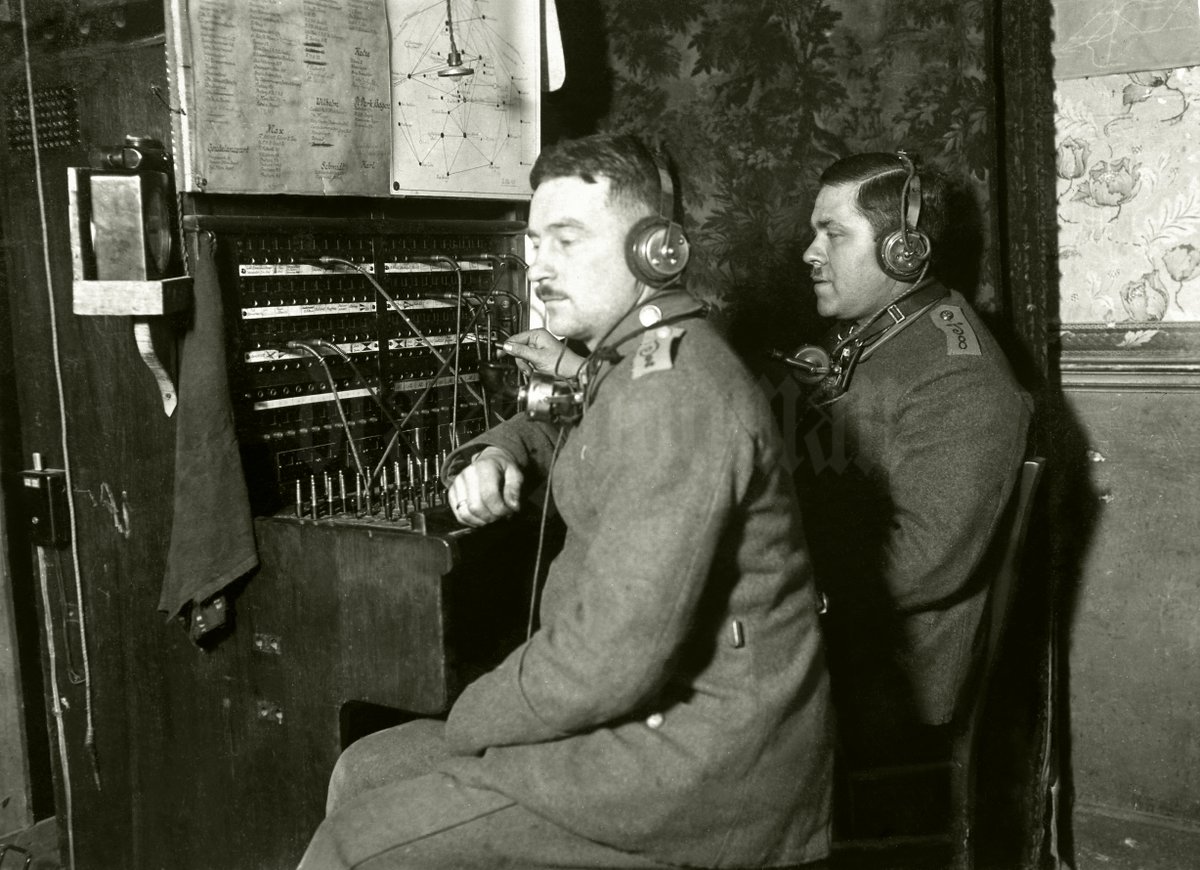 BohdanBobrowski's tweet photo. Ciekawa fotografia z #Sissonne - dwóch operatorów centrali telefonicznej. Oczywiście ręcznej. Podobna centrala funkcjonowała w moim rodzinnym Strzepczu jeszcze na początku l. 90tych. Na drugim zdjęciu powiększony fragment ze "ściągą".
Źródło: https://t.co/S86lHA03aS https://t.co/h5EmjToizM