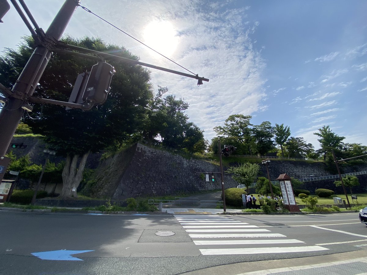 region_partner's tweet photo. ちなみにこちら、
通勤途中に撮影した
今朝の #盛岡城跡公園　
快晴で穏やかな気候でした🌞
修学旅行生が沢山いらしていて微笑ましく爽やかな朝でした🥰

#カコソラ
#盛岡城跡公園
#岩手県
#盛岡市 https://t.co/rqbsGooIac