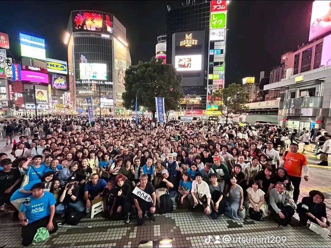 こんだけたくさんの人が集まってもメディアは全く無視している。でも今日は公安が来てた。一向一揆とかいってるし公安の人たちは鼻がするどいからな。私はこれからも扱わないメディアと徹底的に戦っていく。外国企業、投資家、経団連、移民政策、癒着政治家、メディアには一ミリも忖度しないよ。