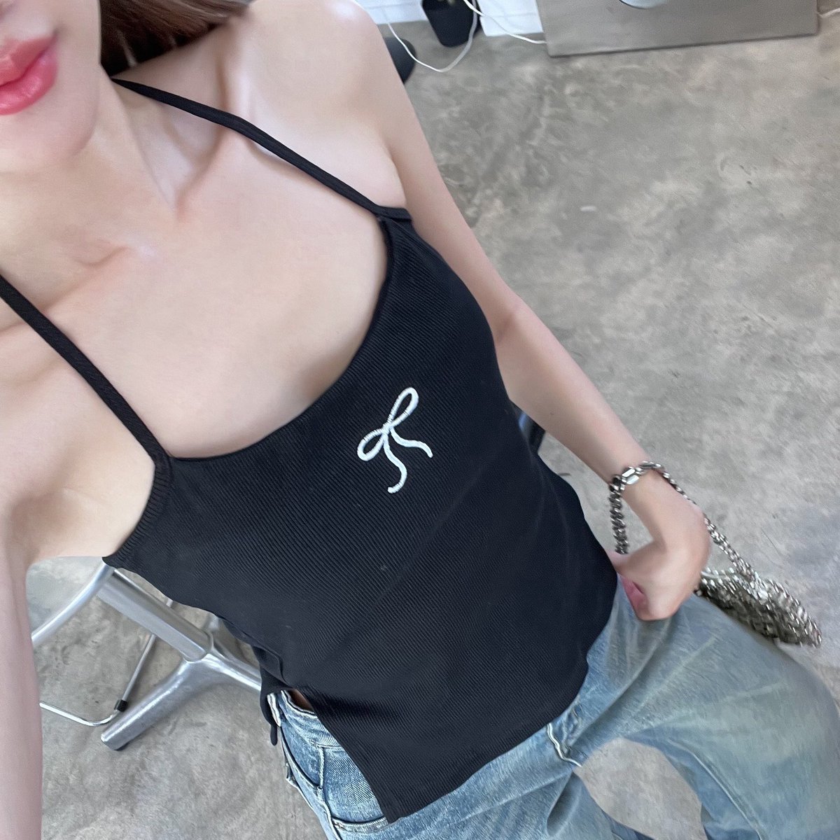 highlightshop's tweet photo. เสื้อคล้องคอปักโบว์ น่ารักมาแรงสุดๆ ทรงเสื้อสวยเต็มสิบ ผ้าริบหนายืดได้ดี แต่งทรงคล้องคอ ผ่าข้าง ด้านหน้าเฉียงเพิ่มความเก๋ 🔥

🌟หน้าอกมีผ้าซ้อนอีกชั้นค่ะ🌟

🧡Shopee : https://t.co/gYeMAJXxNW
🔵Lazada : https://t.co/ZkVuC0yyuN

#highlightshop #สายคาเฟ่ห้ามพลาด #เสื้อ��้าแฟชั่น https://t.co/Lh0Wf3em27