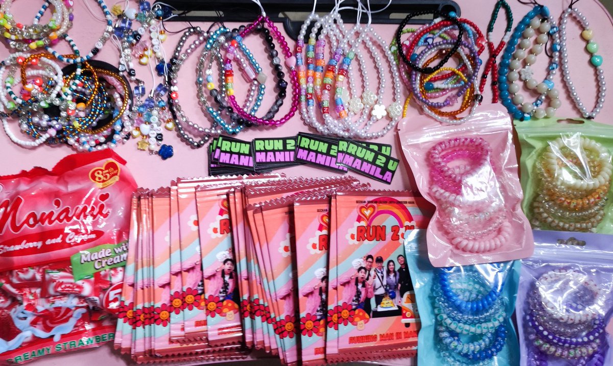 hartreax's tweet photo. will pack the freebies naaa~ https://t.co/ksO12oc4RT