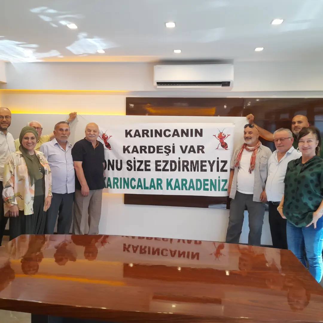 Yeryüzünün cenneti Karadeniz’in cehennem olmaması adına yola çıkan Karınca kardeşlerimiz, "Karıncalar Karadeniz" grubunu oluşturmak için yollara düştü
yesildirenis.com/2024/07/02/yas…
<a href="/ekolojibirligi/">Ekoloji Birliği</a> <a href="/iklimadaleti_k/">İklim Adaleti Koalisyonu</a> <a href="/yesil_direnis/">Yeşil Direniş</a> 
<a href="/EkolojiR/">Ekoloji Radarı</a>