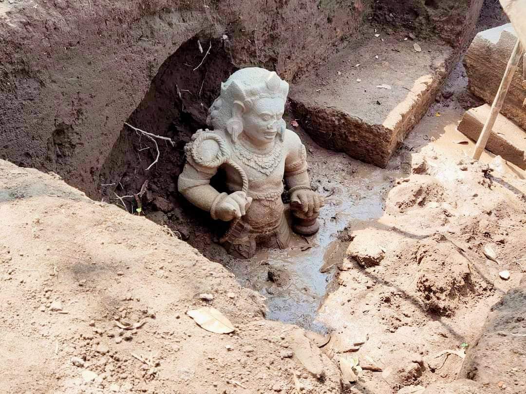 These are 'Makara' (sea creature from Hindu/Buddhist mythology) from Adan-Adan Temple, an excavation site in Kediri, East Java, #Indonesia. 🌊🐉

Adan-Adan Temple dates back to the Majapahit era, which flourished between the 13th and 16th centuries. This places the temple's