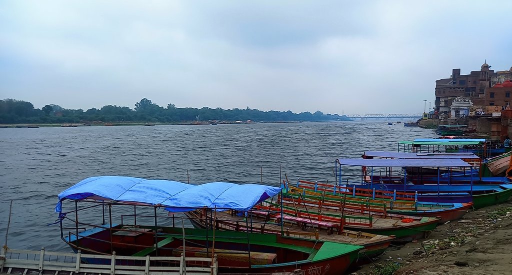_naman21_'s tweet photo. "यह किनारा, यह रास्ता, ये हर तरफ पानी है
ये रेत की नदियाँ, ये चाँदनी की रातें
यहाँ से वहाँ तक, सफर का मौसम है
जिंदगी का सफर, ये किनारा, ये रास्ता, ये हर तरफ पानी है" 🌊🏞️

#Yamuna #Mathura #Ghat #River https://t.co/YiDoffJUKA