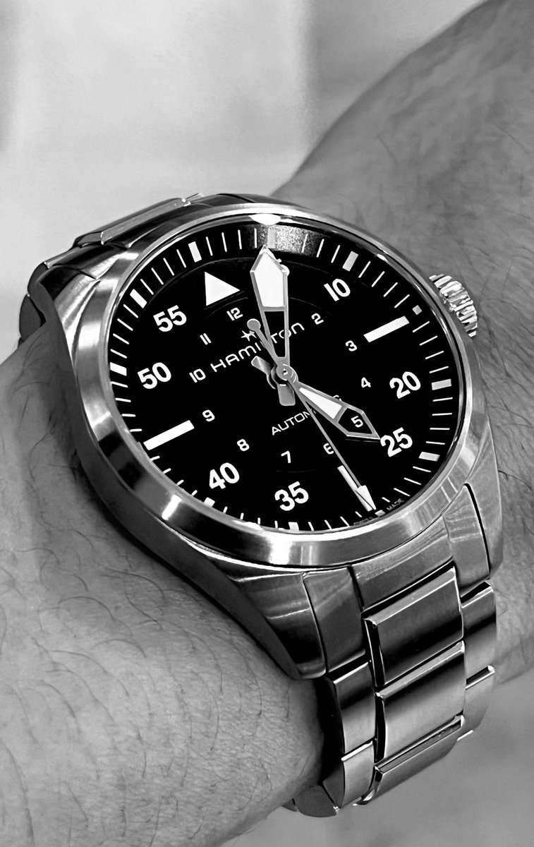 Chrono_Ver's tweet photo. 色省いた画像にすると形やデザインが脳に飛び込んできます。

モノクロの時計でも反射や映り込みがありますものね。

スケッチで形を取るのに近いかも。

#腕時計 #Hamilton https://t.co/h34SGTSQ2O