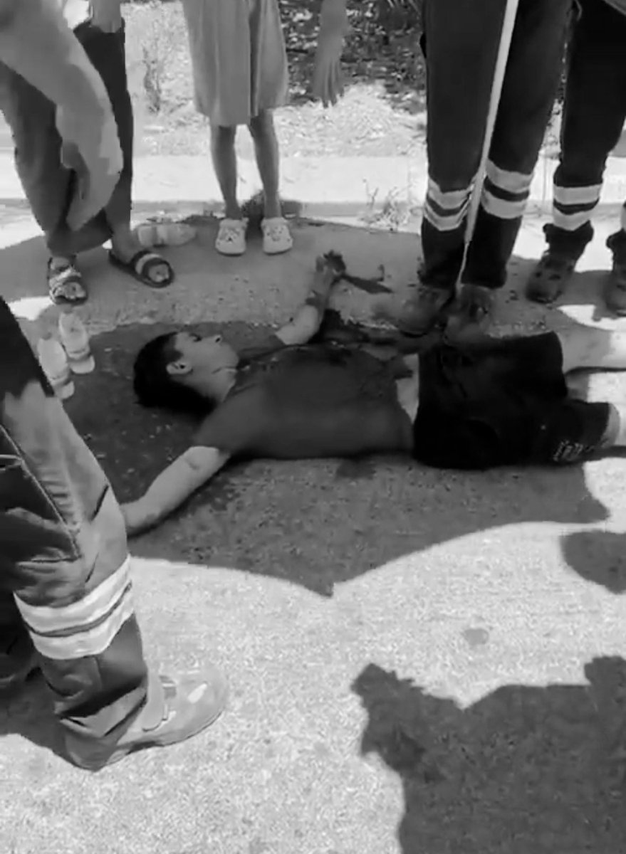 neslyhanonder's tweet image. Ahmet el-Naif henüz daha 17 yaşındaydı.

Savaş başladığında 4 yaşındaydı bu çocuk. Ne savaşı bilir ne de yaşamı…

Okuyup, üniversiteye gidebilmek varken, sığındığı ülkede gece gündüz çalışmak zorundaydı. 

Kimsenin ekmeğinde gözü yoktu, kendi halinde bir hayat mücadelesi vardı.…