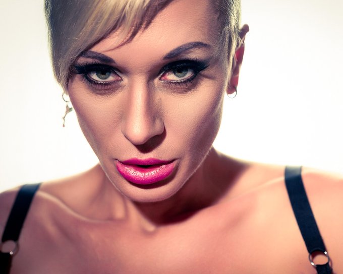 Fierce and fabulous, ready to conquer the world 🌍  Photo by @jasperwz 🇳🇱 https://t.co/Cq6VAW5227<a href="/tag/ashleygrey"class="tags"><span>#ashleygrey</span></a>