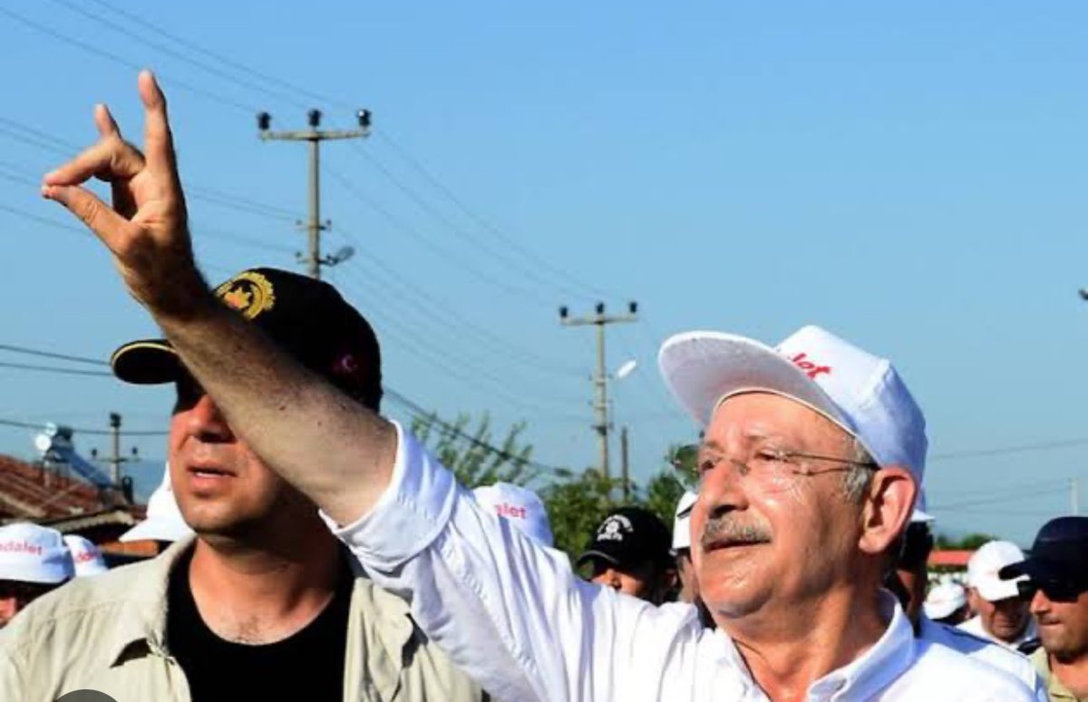 turgayguler's tweet photo. Milleti kandırıp oyunu çalmak için mubah!
Ama haklı bir sevincin gururunu yansıtmaksa mesele 'bıdıbıdı'!
PKK'nın işaretini kutsayanların söz konusu BOZKURT işaretine tahammülsüzlüğü ibretliktir. https://t.co/Jfky4QgOe7