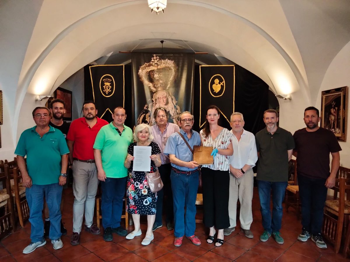ServitasATQ's tweet photo. En la tarde de ayer, nuestra Venerable Cofradía tuvo el honor de recibir el primer libro de actas de esta, que hasta ahora había estado custodiado por la familia Herrero Carmona.
Desde estás líneas queremos hacer público nuestro agradecimiento. https://t.co/D3zcVBd5pP