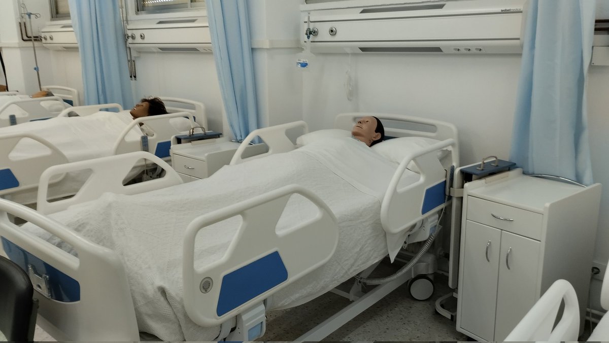 Esta fue mi última aportación al centro antes de jubilarme. Montamos cinco cabeceros hospitalarios para mejorar el aula de hospitalización. 
Este curso le han concedido al centro un proyecto de innovación Leixa Saúde 4.0 que mejorará aún más las aulas.