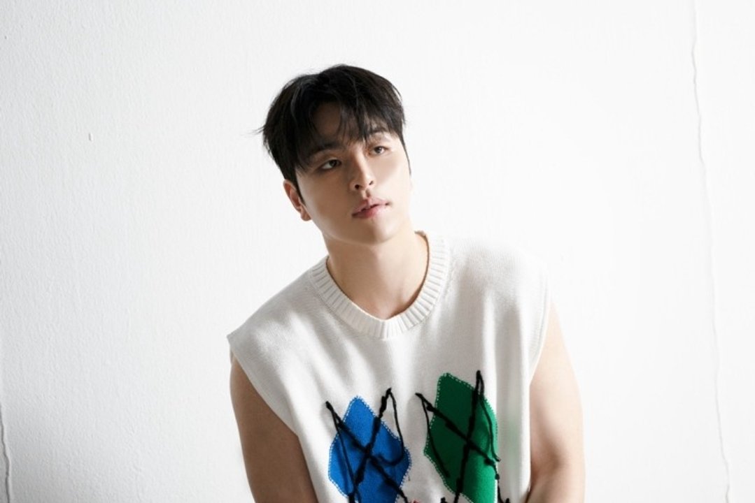 ran2com_'s tweet photo. 준회 솔로 '멍' 자켓 촬영 현장 비하인드
#구준회 https://t.co/5x3YjQUiir
