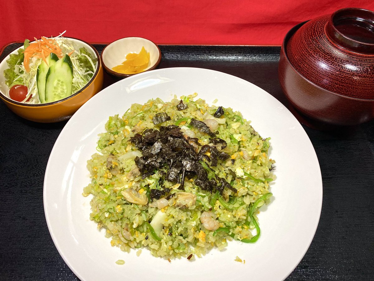 asashiomax's tweet photo. 海鮮ピラフのご紹介！

この緑色💚🐢🌳🍀🍃🍏
何故かと言いますと、海藻と炒めている為このような見た目をしております🤩具はエビ、イカ、アサリ、卵が入っています🌊
何度か宮崎テレビでも紹介して頂きました😆 https://t.co/woVrHVRJgL