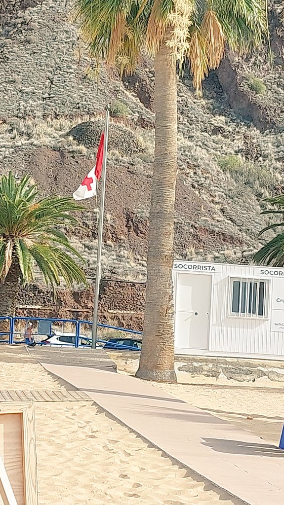 CECOPALSC's tweet photo. Se mantiene la prohibición de baño en el tramo central, a la altura del acceso número 8, de la playa de Las Teresitas. Bandera roja 🟥 #PlayasSantaCruz Pendientes de los resultados de los últimos análisis de calidad del agua por si cambia la situación y se anula esta medida. https://t.co/pXwNoNZTDu