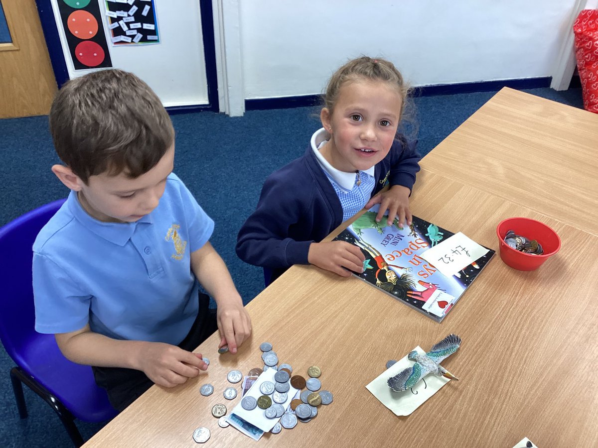 We’re shopkeepers in maths today! These amazing Y1 children have been practising counting coins and notes to make the correct amounts. Great work mathematicians! 👏 💴 @ComberbachMrsY <a href="/ComberbachMrsG/">Mrs Green</a> #ComberbachMaths