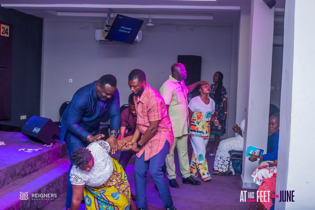PhilOpokuNelson's tweet photo. The Lord visited His people mightily at our  “AT HIS FEET” Service June edition. We have received Grace,Power and Divine Enablement to Reign in all facets of our lives!

#ReignersWorshipCentre
#ATHISFEETService
#JuneEdition https://t.co/mznmtDQeNW
