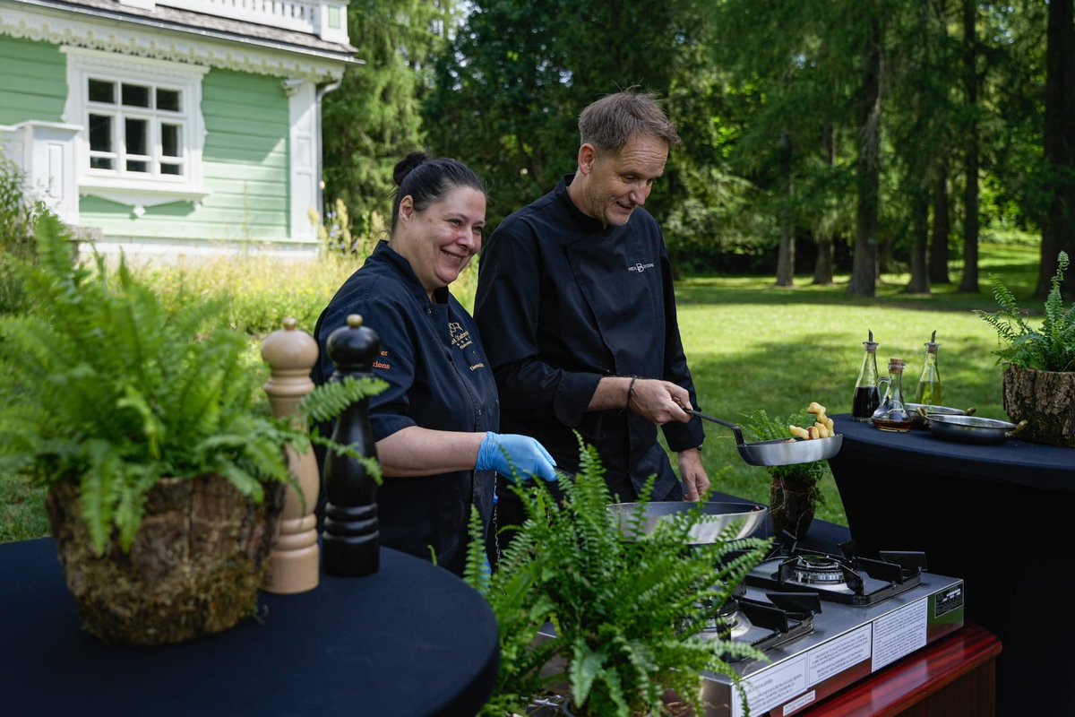 PodlaskiUW's tweet image. Ponad mln zł przeznaczy rząd na promocję turystyki w Podlaskiem - ogłosił dziś w Białowieży szef @SPORT_GOV_PL @SlawomirNitras. Fundusze będą przeznaczone na działania samorządów i org. turystycznych oraz kampanie w ogólnopolskich mediach.