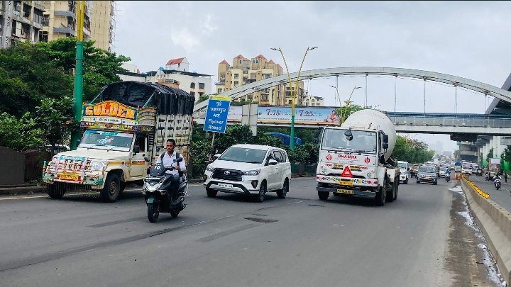 QueenofThane's tweet photo. Deadly craters at Eastern Express Highway in front of Viviana Mall in Majiwada area, dear @TMCaTweetAway @MMRDAOfficial please help ! Dont ignore these craters. #thane #mumbai https://t.co/oIzuS2asp3