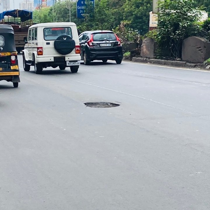 QueenofThane's tweet photo. Deadly craters at Eastern Express Highway in front of Viviana Mall in Majiwada area, dear @TMCaTweetAway @MMRDAOfficial please help ! Dont ignore these craters. #thane #mumbai https://t.co/oIzuS2asp3