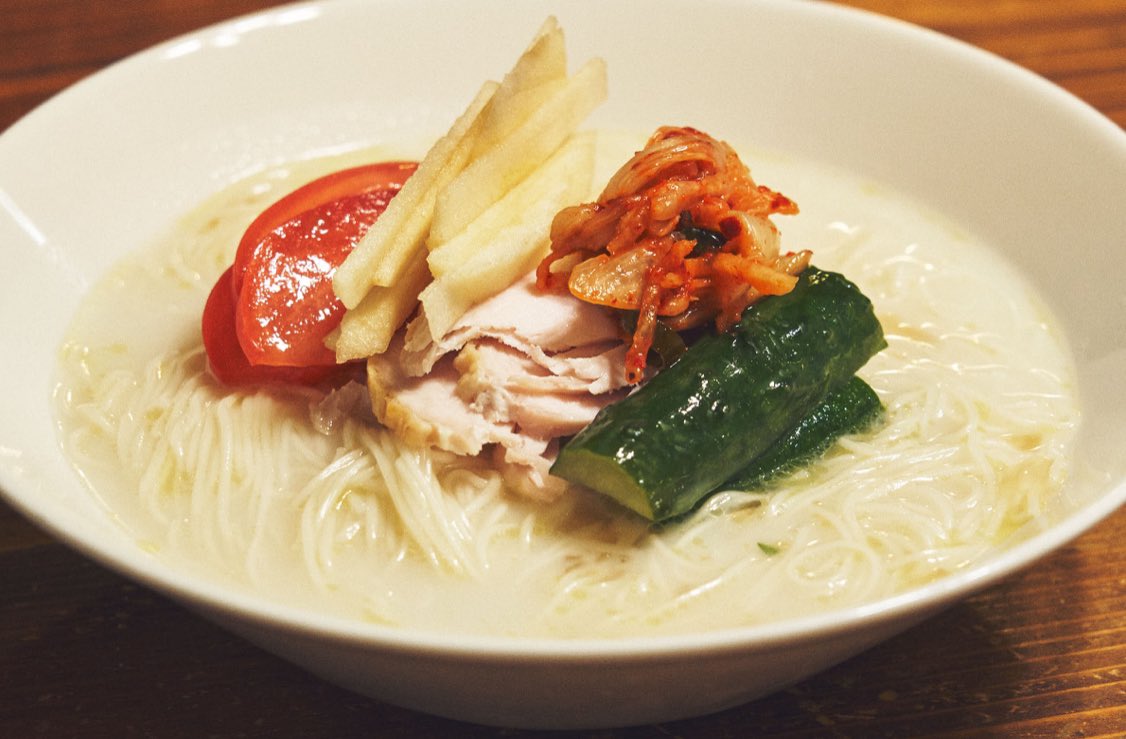 「きゅうりの水漬け」

きゅうりをたっぷり美味しく食べたい時の水漬け。このジメジメした暑い日にぴったりです。

（材料）
きゅうり　3本（今回320g）
ミネラルウォーター　400g（400ml）
塩　15g （きゅうりとミネラルウォーターを合わせた重さの2％の塩分量）
梅干し　1こ
にんにく　1かけ