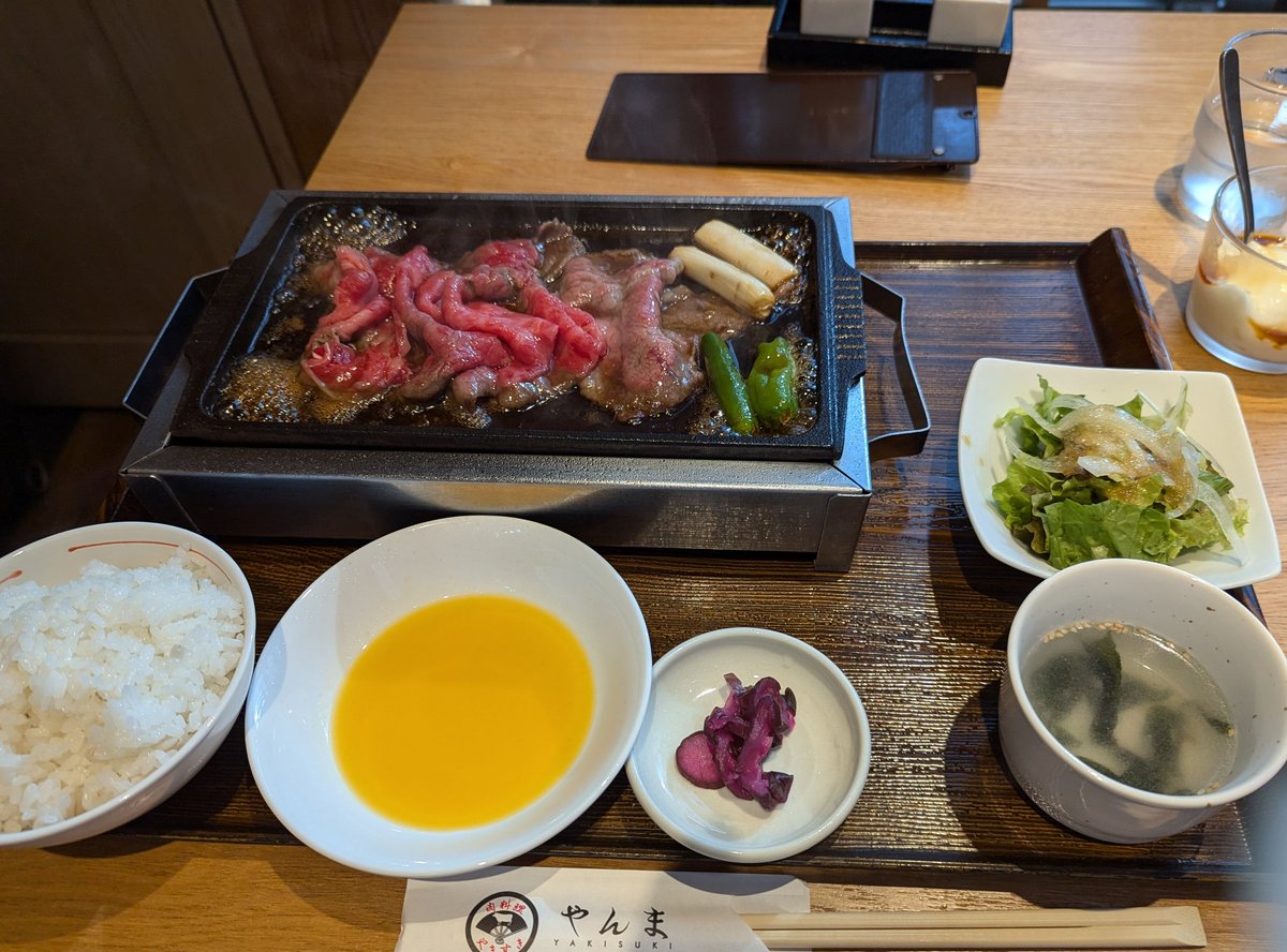 pplsalaryman's tweet photo. 成田空港T1の「やんま」
やきすき（肩ロース）＆ミルクプリンセット
プライオリティパスでついに利用！
プライオリティパスで利用できる施設では一番の旨さ😍
旨すぎて、これタダで食えるのはヤバすぎる…　周り全員PPパス利用者でした笑 https://t.co/7WUcq9sYEI