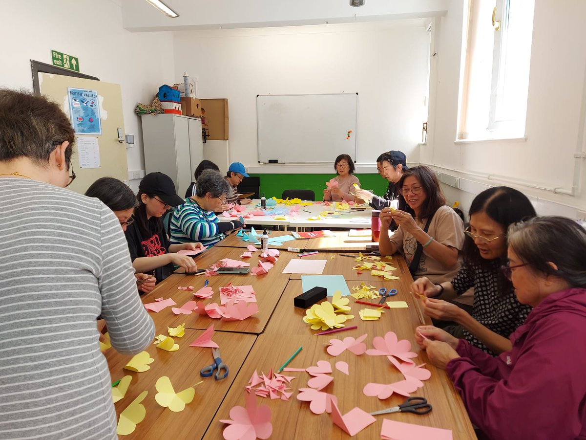 MigrantsSupport's tweet image. Settle Well project workshops and activities. Still some places available. forms.gle/mNfSXrXgb11xvq… 
Life in the UK introduction workshop and making paper flowers peer lead workshop.