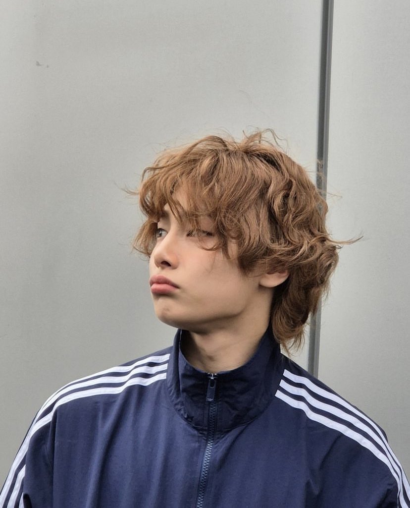hourlyjgn's tweet photo. HIS CURLY HAIR 😩 https://t.co/uwUc7ltmtx