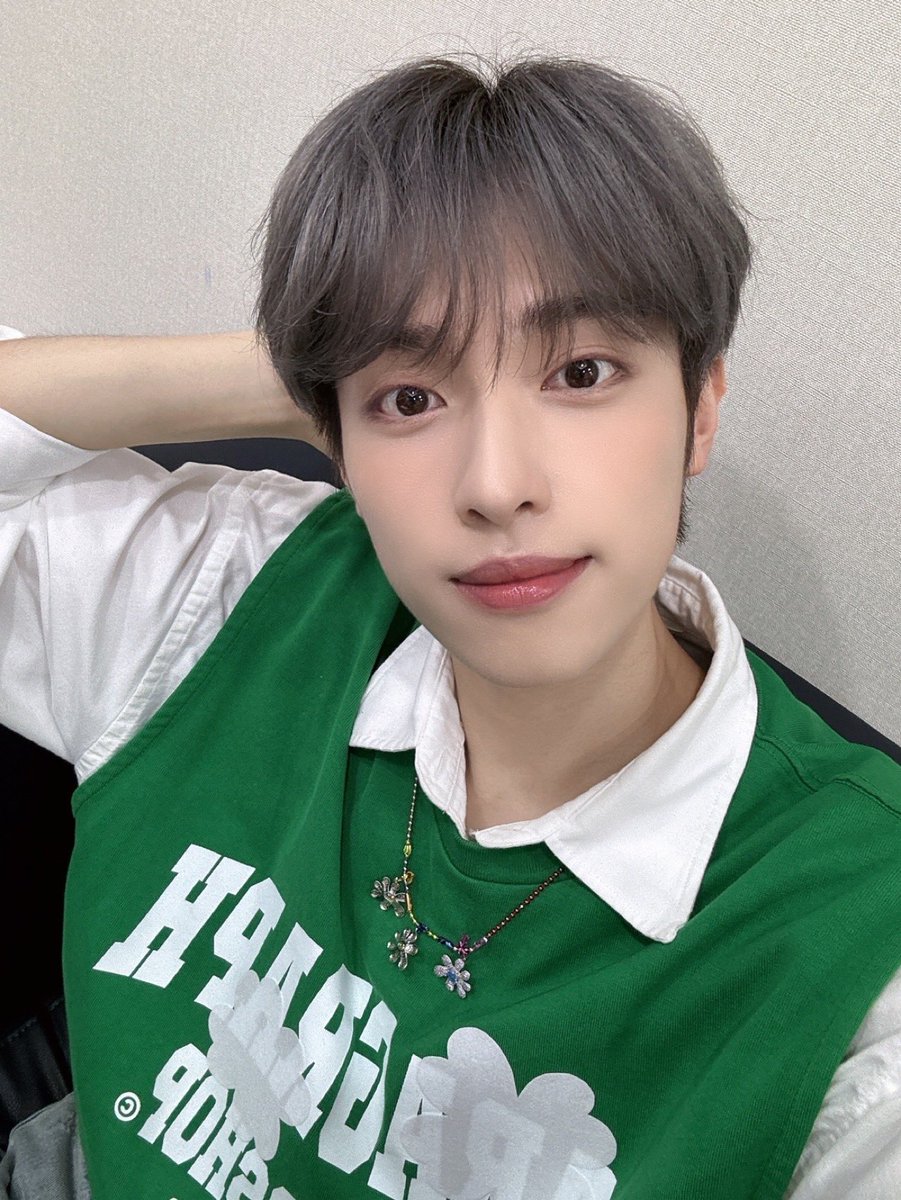 XH_official's tweet photo. [ #Xtra_Scenes ]

빌런즈에게 행운을 전하고 싶은 행운 요정 가온이 등장 ✨
늘 행운을 빌어줄게요🍀💚

#XdinaryHeroes #엑스디너리히어로즈
#가온 #Gaon
#WE_ARE_ALL_HEROES
#쇼챔피언 #SHOWCHAMPION https://t.co/omYDdMl3BW