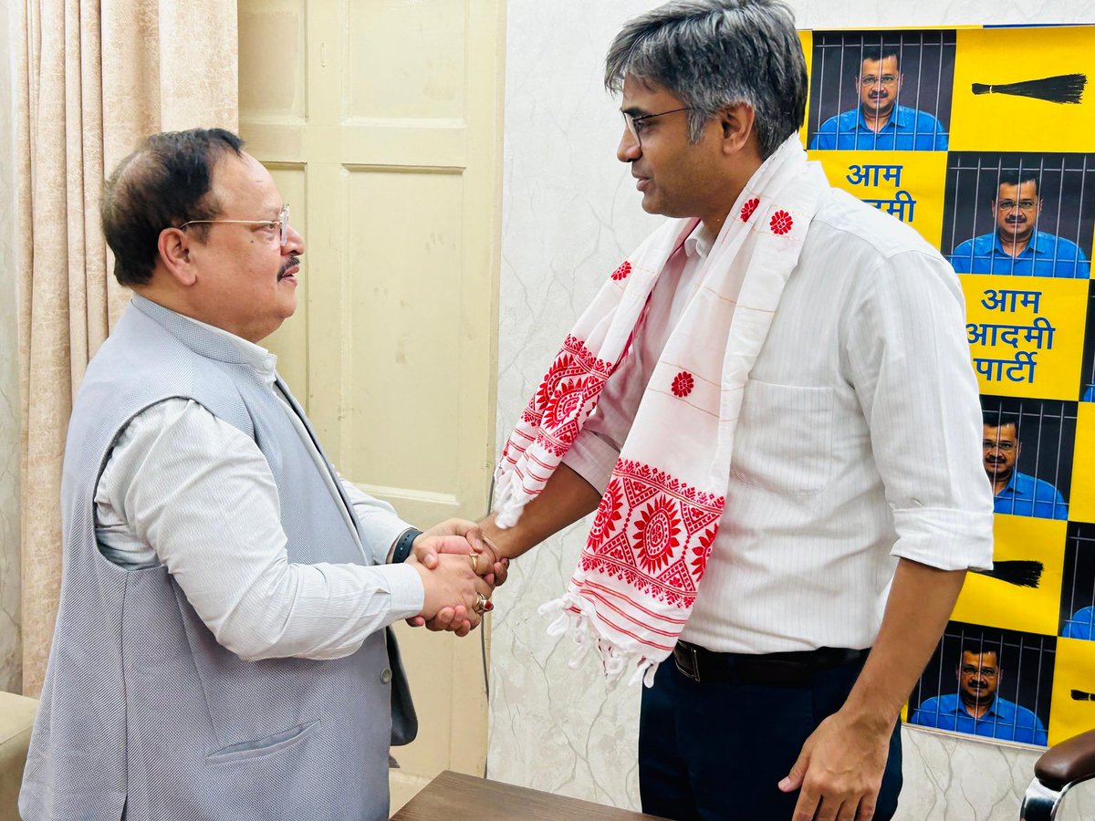 AAP4Assam's tweet photo. অসম প্ৰাদেশিক কংগ্ৰেছৰ প্ৰাক্তন সাধাৰণ সম্পাদক ৰমেন বৰঠাকুৰ ডাঙৰীয়াক আম আদমি পাৰ্টীলৈ আদৰণি জনোৱাৰ মুহূৰ্তত আপৰ কেন্দ্ৰীয় নেতৃত্ব।
#AAPForAssam #KejriwalForAssam #JoinAAP https://t.co/cz3hnFlueo