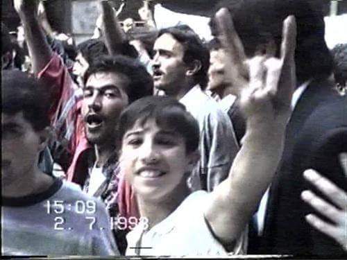 Hadi gelin biraz gerçekleri konuşalım.

1990 yılına kadar Türkiye'de 'Bozkurt işareti' diye bir şey yok. Ülkücüler bile kullanmıyor. Binlerce yıllık 'Türklüğün simgesi' olduğu iddia edilen işareti Türkeş bile bilmiyor yani. 1991 yılında Türkeş bu işareti Azerbaycan'daki ziyareti