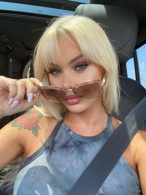 Long car journey! Anyone around to say hey? 💋  https://t.co/DfPfZpTg9N https://t.co/2eBvWXbT50