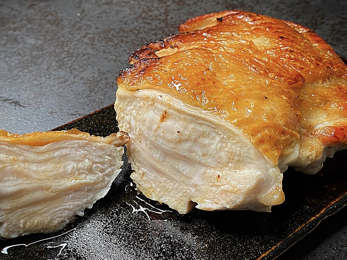 muscle1046's tweet photo. ほぼ毎日鶏胸肉を一枚以上食べる料理家の僕が、ほぼ放置でできる鶏胸肉の最高の焼き方教えます

『鶏胸肉の皮をピンと張って皮の方から鍋に入れてホイルをし弱火で15分、裏返して火を消しホイルを被せ10分放置』

これだけで今まで味わったことが無いほど肉汁溢れてジューシーな鶏胸肉ステーキに！ https://t.co/wzEfYmfG8c