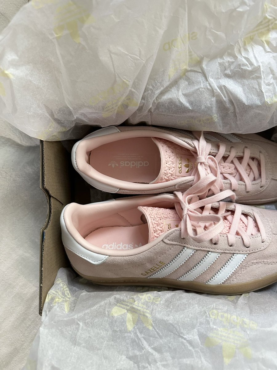 9813_na's tweet photo. adidas gazelle👟🫧🩰
ピンクの靴が欲しいなーって思ってた時見つけてしまった〜かわいすぎる〜！！ https://t.co/gPlJ71v4fJ