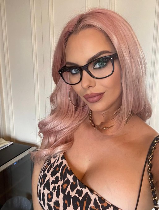 💕 Shall I go back pink?! 💕 https://t.co/0NGr1IXfif