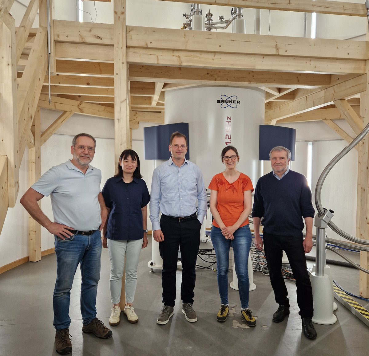 FMP Berlin (@leibnizfmp) on Twitter photo Happy to start working with new 1,2 GHz NMR spectrometer - perfect for precise analysis of complex biological systems like #proteinstructures ! Peter Schmieder, <a href="/HanSun_lab/">HanSun_lab</a> , Adam Lange, <a href="/MillesSigrid/">Sigrid Milles</a> , Hartmut Oschkinat
Read more 👇
leibniz-fmp.de/newsroom/news/… Happy to start working with new 1,2 GHz NMR spectrometer - perfect for precise analysis of complex biological systems like #proteinstructures ! Peter Schmieder, <a href="/HanSun_lab/">HanSun_lab</a> , Adam Lange, <a href="/MillesSigrid/">Sigrid Milles</a> , Hartmut Oschkinat
Read more 👇
leibniz-fmp.de/newsroom/news/…