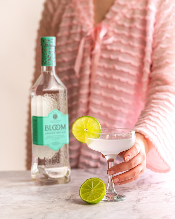 neatandshakenuk's tweet image. Sipping on the royal classic, the Gin Gimlet 👑. Crisp, refreshing, and always in style.

#BloomGin #LondonDryGin #FloralGin #Neatandshaken #Drinkthegoodvibes