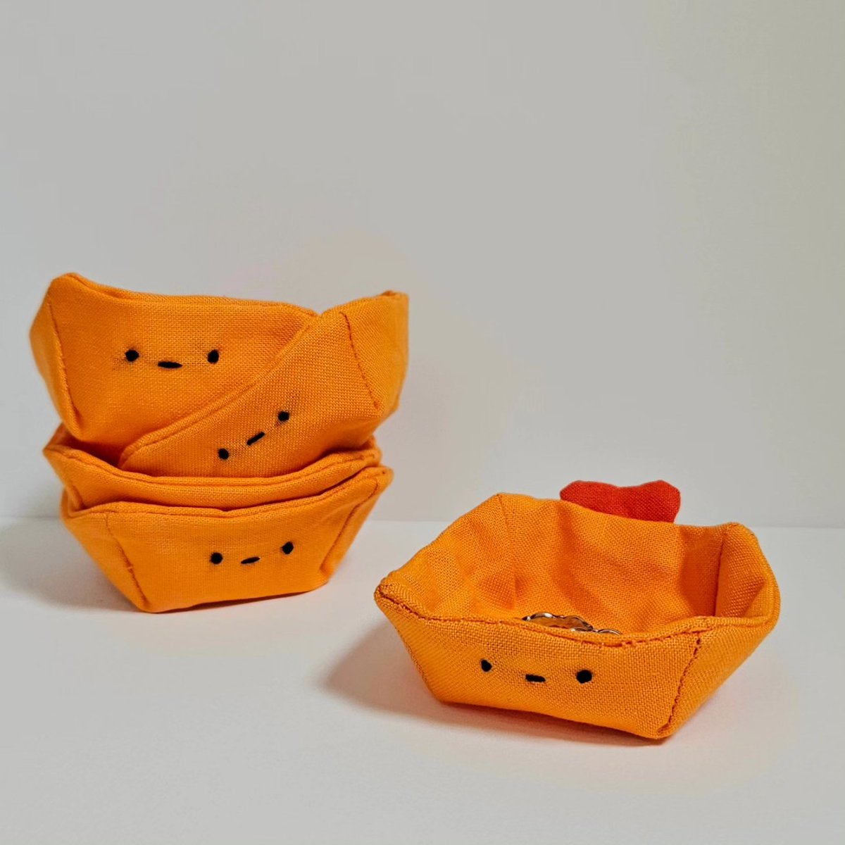 반지 보관용으로 제작해본
미니 패브릭 트레이입니다!
(크기에 비해 손이 많이가는..😢)
서일페에도 소량가져가요~!

🧡서울일러스트레이션페어v.17
07.04~07.07
부스 I47