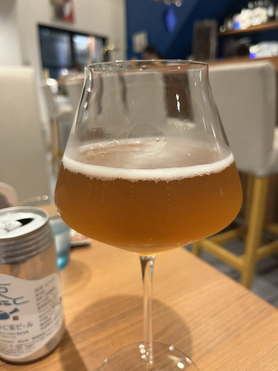 beer_telling's tweet image. 香ばしい感じの茶葉と、苦味の無いドライなビールテイストが共存して、ほんとに面白い。面白いけど、色々なものに合わせられそうな邪魔しない味わいで、食中酒にも、単品でも楽しめそうなやつ。良き。
#クラフトビール #FujiyamaHuntersBeer