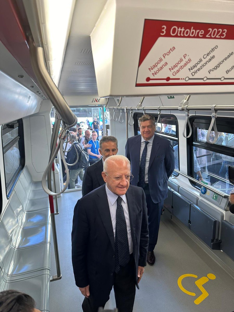 🚉 Lunedì 24 giugno siamo stati alla nuova stazione di Porta Nolana, per la presentazione di una sezione dei nuovi treni Stadler, destinati alle linee vesuviane. 

#Eav #PortaNolana #lineevesuviane #stadler #comunicazione