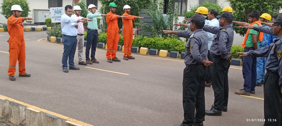 BpclRaipur's tweet photo. Swacchta Pakhwada begins at Raipur LPG Plant with swacchta pledge by all stakeholders with the promise of *स्वच्छ भारत स्वस्थ भारत* #SwachhtaPakhwada #CleanIndia #BPCL #SwachhBharat #CorporateResponsiblity https://t.co/nJEXaCwYmi