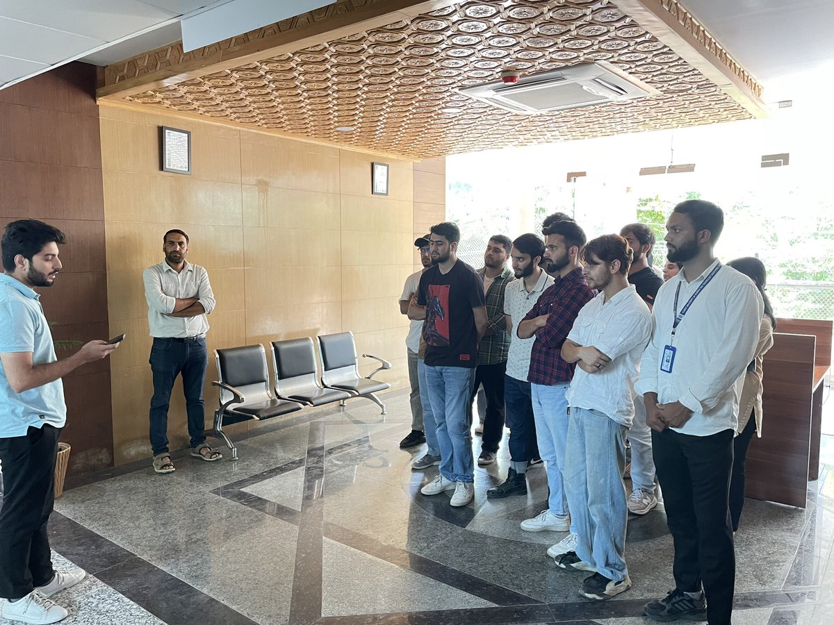 STPISrinagar's tweet photo. @STPISrinagar organised an industrial visit for the MBA students of @iustjk .During the visit, they were briefed about STPI Services &amp; various opportunities in the field of IT/ITeS.#STPIBEYONDMETROS
@stpiindia @GurugramStpi https://t.co/YQeQlSk6BS