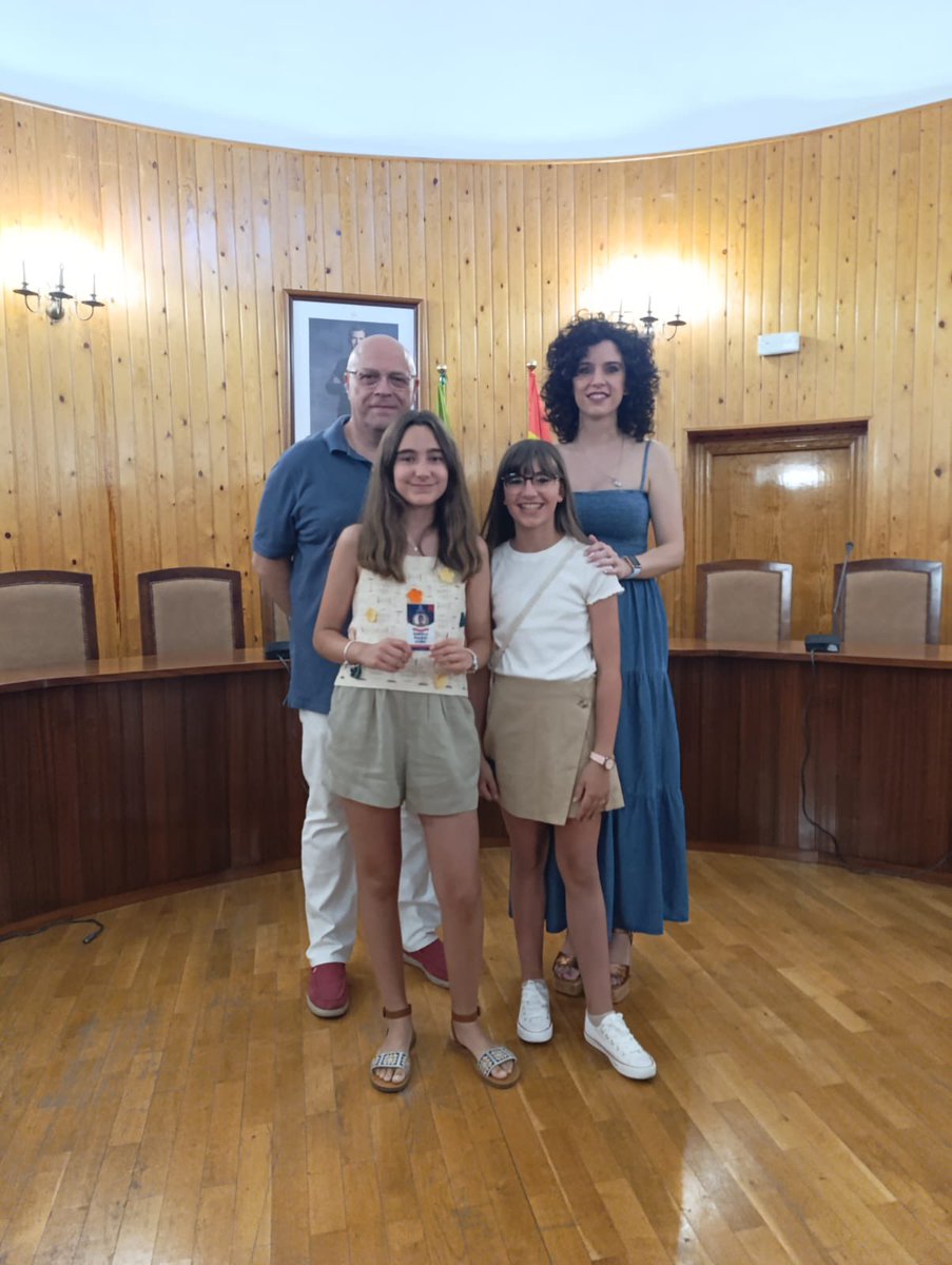 CEIPSJCalasanz's tweet photo. Reconocimiento por parte del @AytoManchaReal , @MarDvila a los mejores expedientes de primaria de nuestra localidad. Todo esfuerzo tiene su recompensa. Enhorabuena a los galardonados. Feliz verano. https://t.co/cUDvZJML5z
