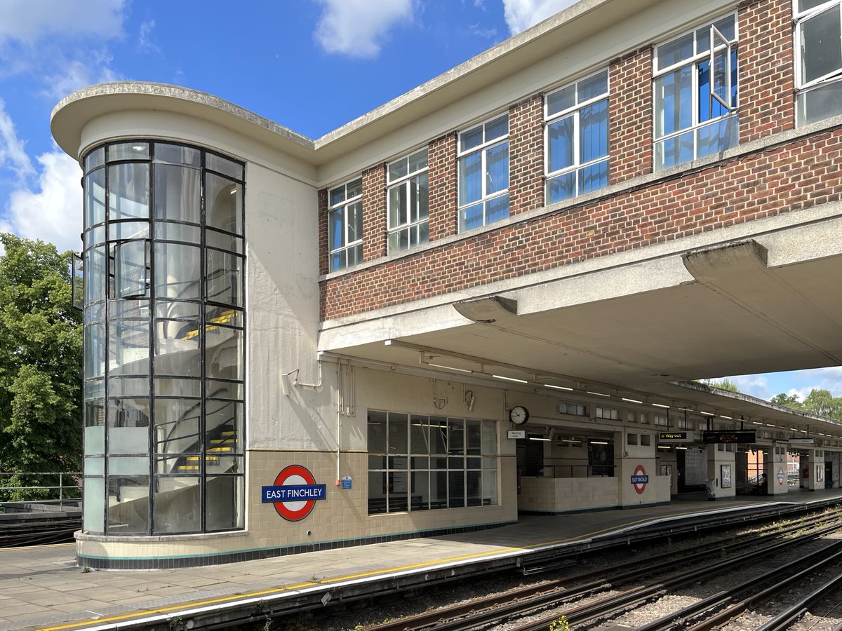 The rebuilt East Finchley Underground Station opened on this day in 1939. The station had been served by LNER trains but was rebuilt to designs by Charles Holden, Leonard Bucknell and Ruth Ellis, for use by the Northern Line  modernism-in-metroland.co.uk/east-finchley.…