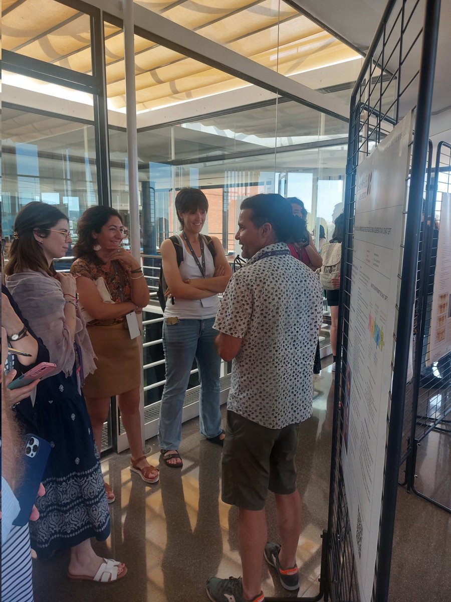🥳 La sesión conjunta de pósteres de la #EscuelaAIHUB entre estudiantes y docentes es siempre uno de los momentos más especiales y enriquecedores. Un espacio en el que educación e investigación convergen porque no entendemos la una sin la otra.