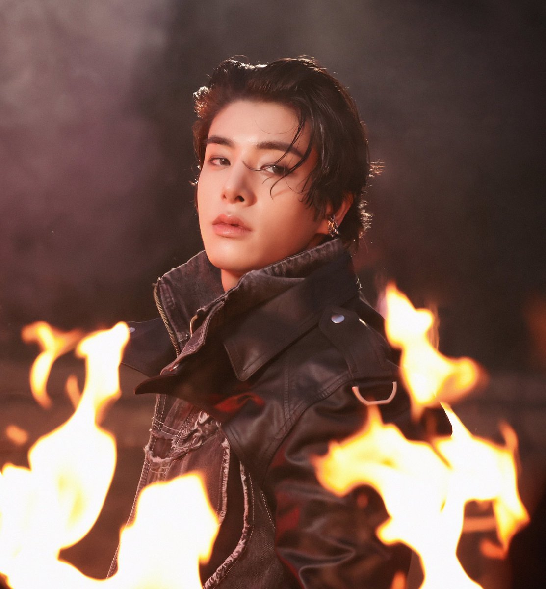 15ARCHIVEz's tweet photo. HOW CAN A VAMPIRE BE THIS HOT??? https://t.co/NGuoVlAdoc