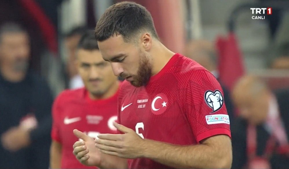 İstiklâl Marşımızı benimsemiş, tarihini özümsemiş  her vatan evlâdı futbolcularımızın yaptığı  Duâ, Tevhid ve Bozkurt işaretinden rahatsız olmaz! 

Biz bir çok etnik kökeni içinde barındıran büyük Türk milletiyiz.

Vatan evlâtlarını tebrik ediyoruz.
#BizimÇocuklar🇹🇷