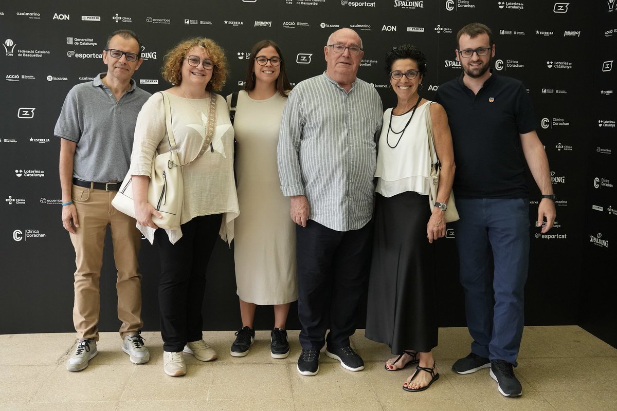 🎖️ La <a href="/FCBQ/">FCBQ</a> rendia homenatge a la 41a #FestaBàsquetCatalà al president d'Honor del #FCMartinenc, Manuel Dengra, pels seus 50 anys a la presidència del Club.

🙌 Reconeixement més que merescut!

⛹️‍♂️ FC Martinenc ❤️🏀 #bàsquetcat⛹️‍♀️

[📷 M. A. Chazo / FCBQ]

#SomMartinenc