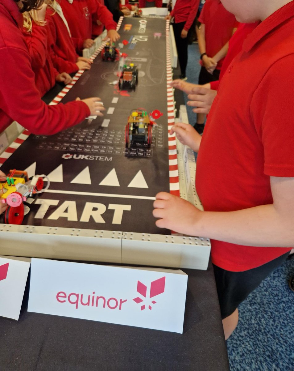 We were delighted to take part in the Humber STEM event for local schools again this year, giving over 600 young people practical applications of the production and use of hydrogen via small scale electrolysis to power toy cars!🚗🏎️