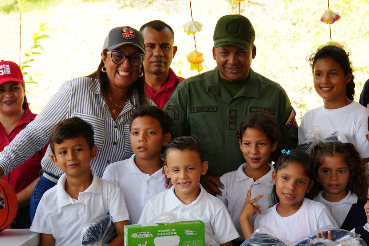 CDCE Barinas (@cdcebarinas) on Twitter photo #Barinas | Continuamos atendiendo nuestras instituciones educativas como lo instruyó nuestro presidente <a href="/NicolasMaduro/">Nicolás Maduro</a> la E. B. 3 de Marzo de la parroquia Alfredo Arvelo Larriva se le entregó una importante dotación, gracias al 1x10 del buen Gobierno.
<a href="/_LaAvanzadora/">Yelitze Santaella</a> #Barinas | Continuamos atendiendo nuestras instituciones educativas como lo instruyó nuestro presidente <a href="/NicolasMaduro/">Nicolás Maduro</a> la E. B. 3 de Marzo de la parroquia Alfredo Arvelo Larriva se le entregó una importante dotación, gracias al 1x10 del buen Gobierno.
<a href="/_LaAvanzadora/">Yelitze Santaella</a>